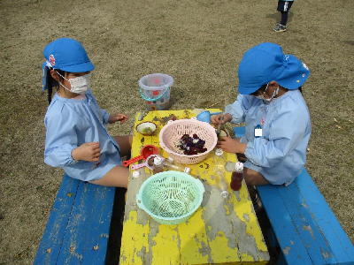 色水づくりをする5歳児