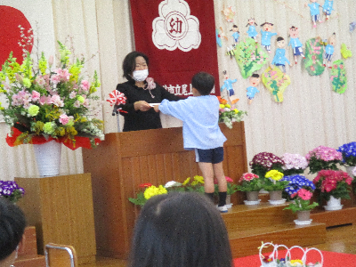 証書をいただく園児