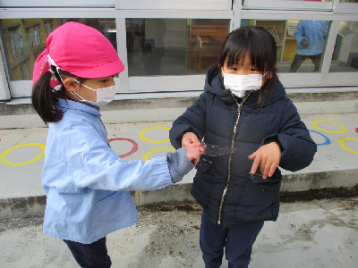 幼稚園でも氷を見つけたはな組さん