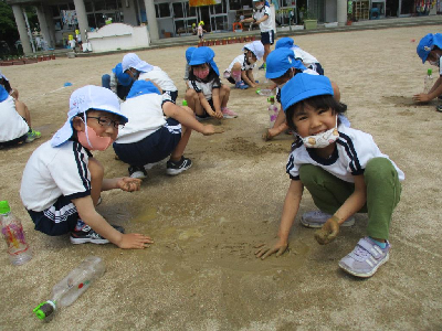 泥遊びを楽しむ幼児