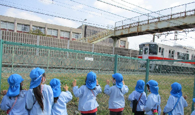 山陽電車を見る幼児