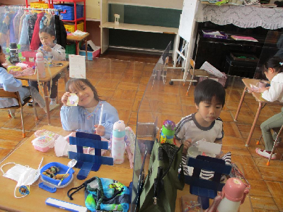 おうちの人からの手紙を嬉しそうに見せる4歳児