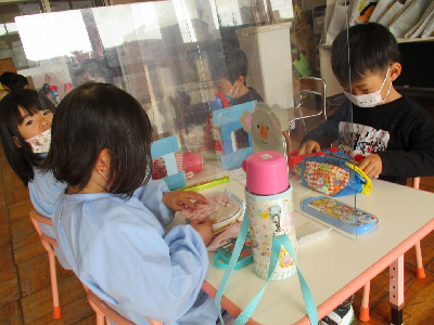 おうちの人からの手紙を嬉しそうに見る3歳児