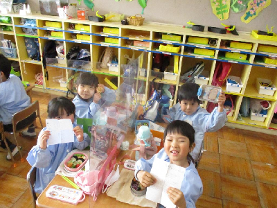 おうちの人からの手紙を嬉しそうに見せる5歳児