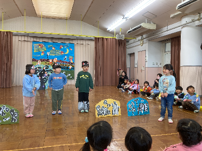 お話遊びをする園児
