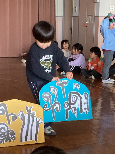 お話遊びの道具を出す園児
