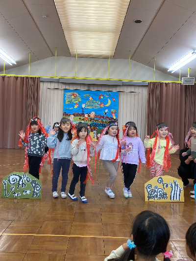 役になりきって遊ぶ園児