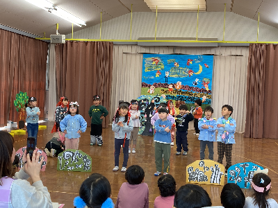 妖怪のダンスをする園児