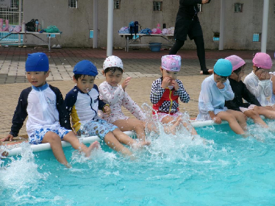 浜の宮プールで遊ぶ年中児