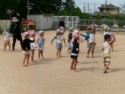 準備体操をする園児