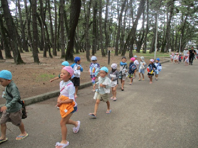 歩いて浜の宮プールへ向かう園児