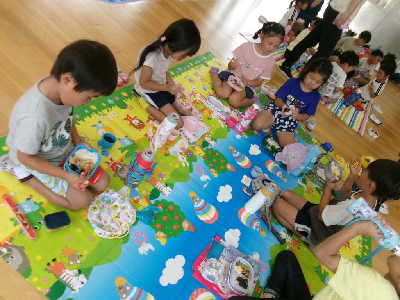 浜の宮幼稚園でみんなで一緒にお弁当を食べる園児