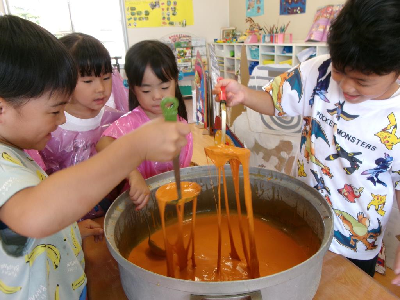 インドカレーをつくる園児