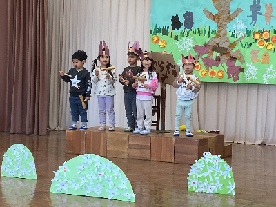 お話遊びをする年少児