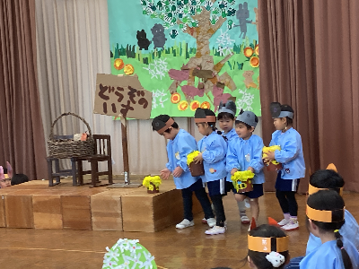 お話遊びをする園児