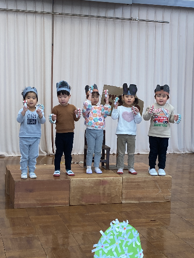 お話遊びで楽器をならす園児