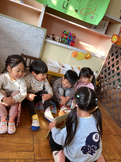絵本の読みあいっこをする園児