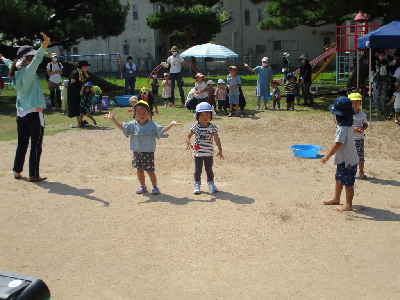 体操をするふれあい児
