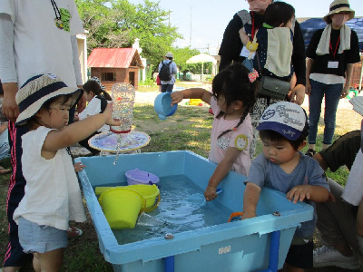 水遊びをするふれあい児