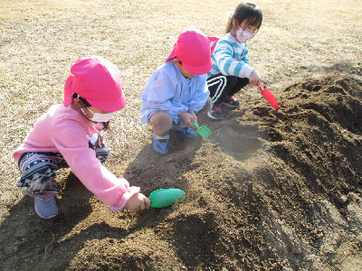 土を耕す4歳児