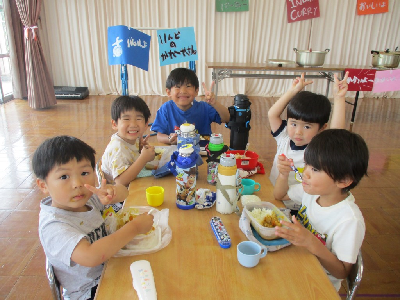 カレーパーティーをする園児