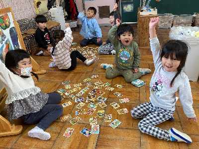 カルタ大会に参加する園児