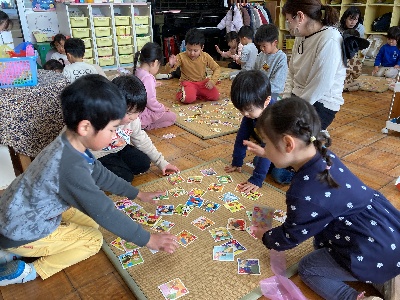 カルタ大会をする園児