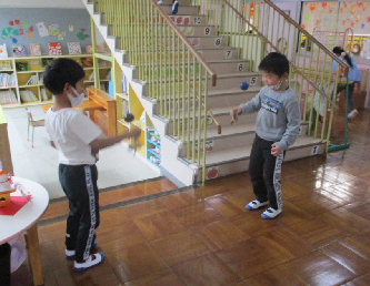 けん玉をして遊ぶそら組
