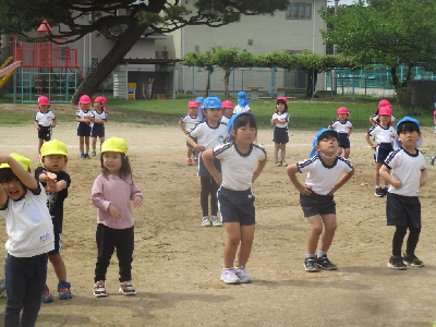体操をする園児