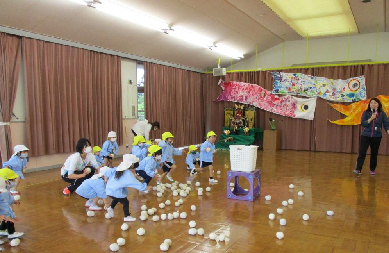 玉入れをして遊ぶ幼児
