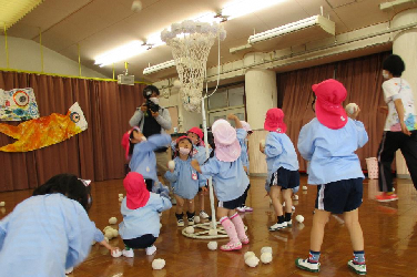 玉入れをする幼児