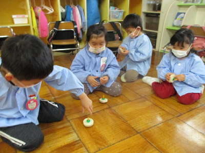 こままわしをして遊ぶはな組
