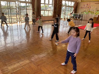 こま回しをする園児