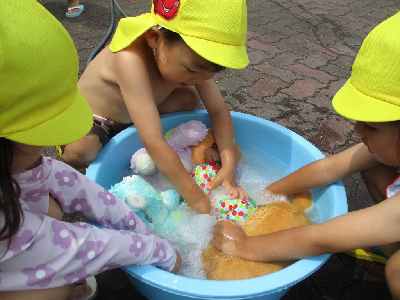 泡で人形を洗濯ごっこ