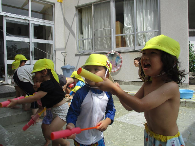 水鉄砲を楽しむ年少児