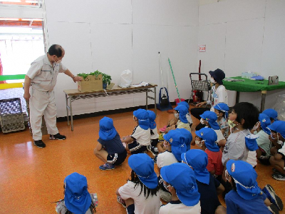 JAで説明をきく幼児