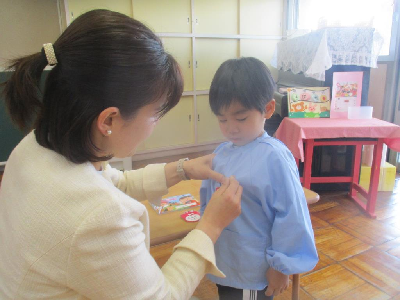 名札をつけてもらう年中児