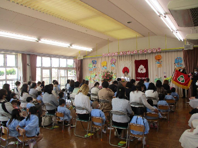 入園式に参加する親子