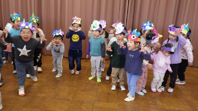 鬼のお面をかぶって遊ぶ園児
