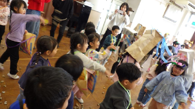 豆まきをする園児