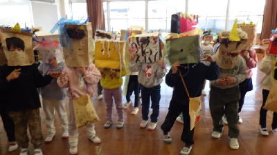 鬼のお面をかぶる園児