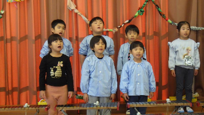 歌を歌う園児