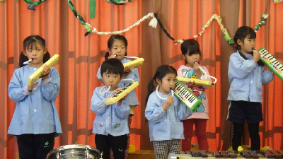 ピアニカを弾く園児