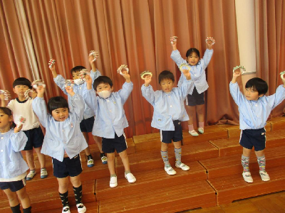 スズを鳴らす園児