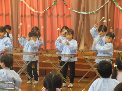 木琴をする園児