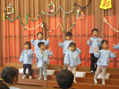 手遊び歌を歌う園児