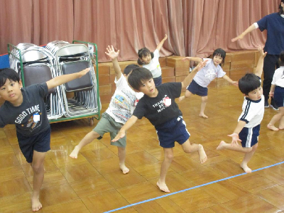 インドヨガをする園児