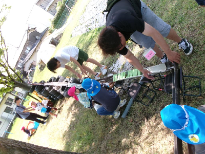 お父さんと一緒に樋つなぎをする園児
