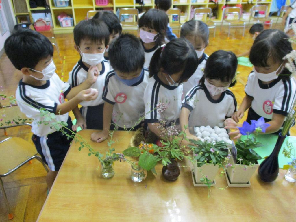 お月見のお供えを準備する年中児