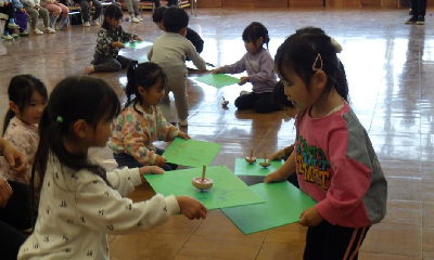 なかよしごまを披露する園児